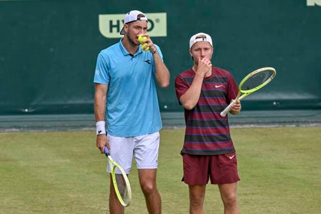 Jan-Lennard Struff GER und Max Schoenhaus bei der Abscprache 16.06.2025 Tennis TERRA WORTMANN OPEN ATP, Tennis Herren 500, OWL ARENA, TERRA WORTMANN OPEN,