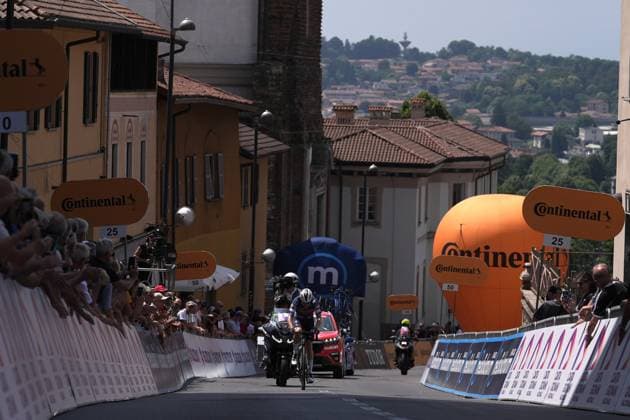 The pack rides during the stage 2 of the Giro Next Gen 2025, Rho Fiera Milano (Mi) - CantÃ¹ (Co), 146 km, Italy - Monday, June 16, 2025. - cycling.  Copyright: xGianxMattiaxD Albertox LaPressex