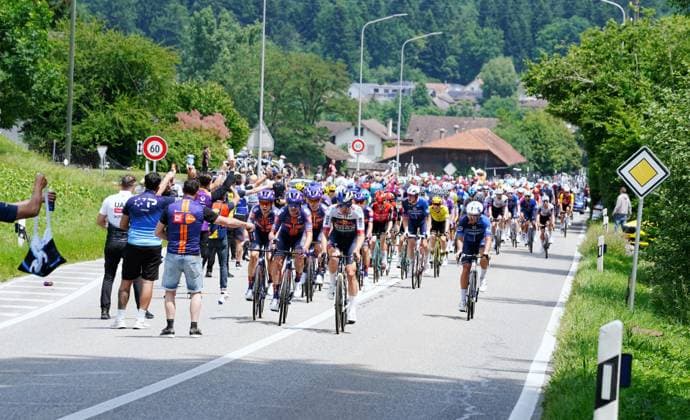 16.06.2025 Schweiz. Tour de Suisse Herren 2025 2. Etappe Aarau - Schwarzee Bild : Verpflegung der Rennfahrer. Vorne Team Picnic Postnl Aktion