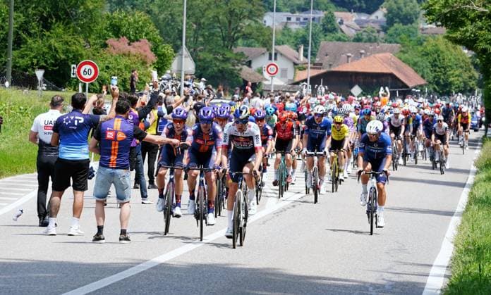 16.06.2025 Schweiz. Tour de Suisse Herren 2025 2. Etappe Aarau - Schwarzee Bild : Verpflegung der Rennfahrer. Aktion Vorne Team Picnic Postnl