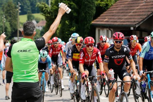 TDS 2.Etappe Julian Alaphilippe FRA Team Tudor bei der Verpflegung 16.06.2025 Aarau, SCHWEIZ, Tour de Suisse 2.Etappe Aarau - Schwarzsee Julian Alaphilippe FRA Team Tudor Pro Cycling bei der Verpflegung bei Roggwil