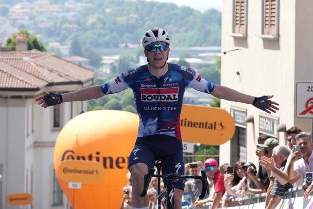 Sport Bilder des Tages VERVENNE Jonathan ( SOUDAL QUICK-STEP DEVO TEAM) winner stage during the stage 2 of the Giro Next Gen 2025, Rho Fiera Milano (Mi) - CantÃ¹ (Co), 146 km, Italy - Monday, June 16, 2025. - cycling.  Copyright: xGianxMattiaxD Albertox LaPressex