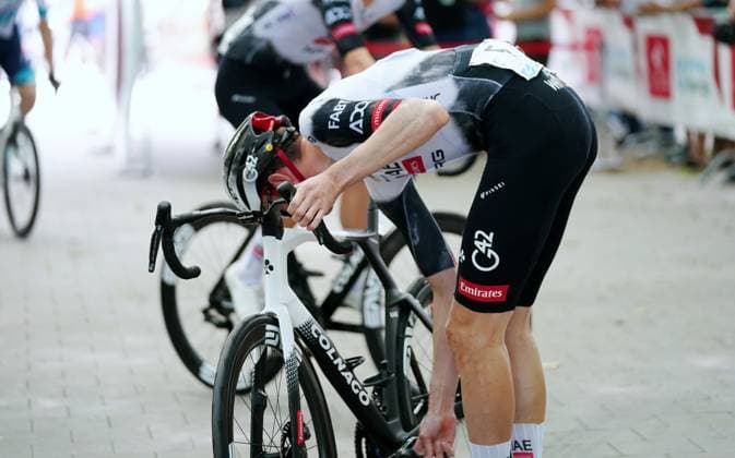 16.06.2025 Schweiz. Tour de Suisse Herren 2025 2. Etappe Aarau - Schwarzee Bild : Pech mit der Maschine. Vegard Stake Laengen Team UAE Emirates Einzelbild Panne