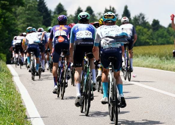 16.06.2025 Schweiz. Tour de Suisse Herren 2025 2. Etappe Aarau - Schwarzee Bild : Finlay Pickering (GBR) Team Bahrain Victorious mit zwei Verpflegungssaecke am Ruecken.