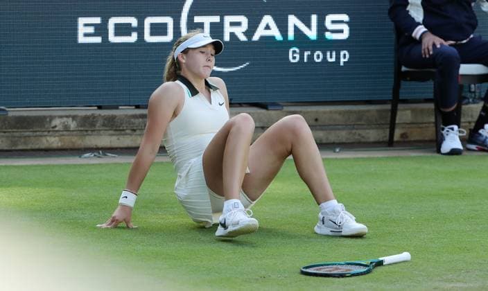 Mirra Andrejeva (RUS) stolpert im Steffi Graf Stadion HYLO Berlin Tennis Open Damen 16.06.2025