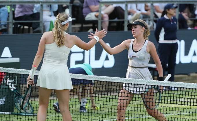 Mirra Andrejeva (RUS) gratuliert Magdalena Frech (POL) im Steffi Graf Stadion HYLO Berlin Tennis Open Damen 16.06.2025