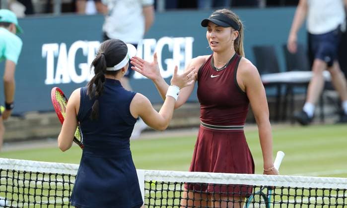 Eva Lys (GER) gratuliert Paula Bardosa (ESP) im Steffi Graf Stadion HYLO Berlin Tennis Open Damen 16.06.2025