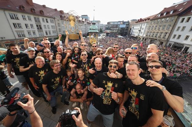 Bilder des Jahres 2025, Sport 06 Juni Sport Themen der Woche KW25 Sport Bilder des Tages 16.06.2025, xtgx, Handball, EHF Champions League, Empfang des Champions-League-Siegers SC Magdeburg im Rathaus v.l. Mannschaftsfoto mit Pokal Koeln *** 16 06 2025, xtgx, Handball, EHF Champions League, Reception of the Champions League winner SC Magdeburg in the town hall v l Team photo with trophy Cologne