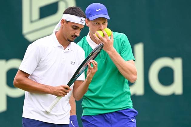 Halle, OWL Arena, 16.06.25, GER, Herren, Tennis, Terra Wortmann Open 2025, 1. Hauptrunde Bild: v.li. Jannik SINNER (Italien) und Lorenzo SONEGO (Italien) Nordrhein-Westfalen Deutschland