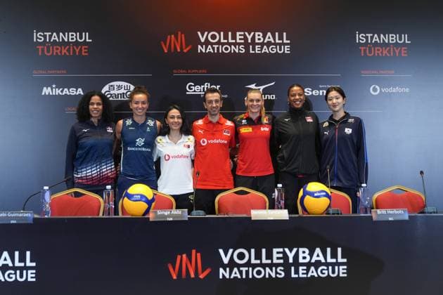Sport Bilder des Tages Ahead of Women s Volleyball Nations League (VNL) ISTANBUL, TURKIYE - JUNE 17: Dahyeon Lee of South Korea (R), Jazmine White of Canada (2nd R), Britt Herbots of Belgium (3rd R), Gabriela Guimaraes of Brazil (2nd L), Niverka Marte of Dominican Republic (L) and Daniele Santarelli (C) and Simge Akoz (3rd L) of Turkiye attend press conference, PK, Pressekonferenz ahead of Volleyball FIVB Women s Nations League (VNL) 2nd week volleyball matches in Istanbul, Turkiye on June 17, 2025. Hakan Akgun Anadolu Istanbul Turkey. Editorial use only. Please get in touch for any other usage.  Copyright: x2025xAnadoluxHakanxAkgunx