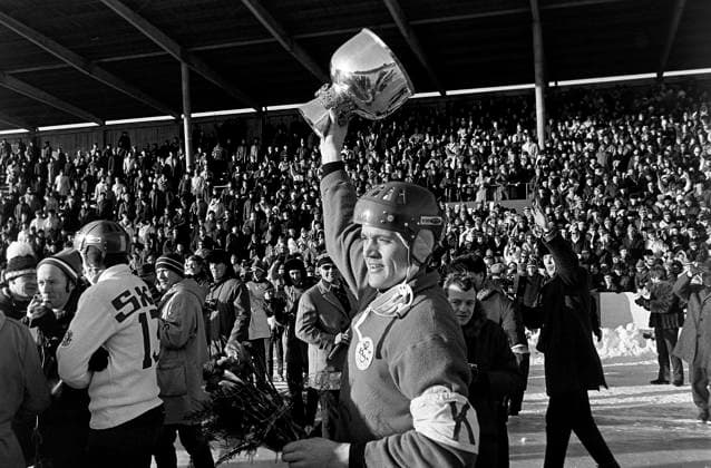 Archivbilder der Woche SPORT KW25 690309 Bandy, SM-Final, Katrineholm - Broberg, 5-1: Jubel i Katrineholm efter segern. Lagkapten Eddy Fransson höjer pokalen. *** 690309 Bandy, SM Final, Katrineholm Broberg, 5 1 Cheers in Katrineholm after the victory Team captain Eddy Fransson raises the trophy  Copyright: BILDBYRAN BB690309BB009