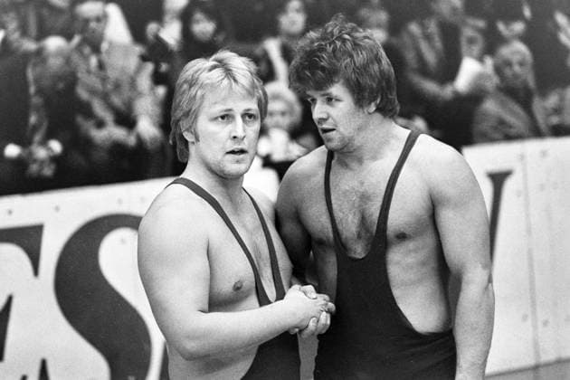 Archivbilder der Woche SPORT KW25 790325 Brottning, SM: Leo Mylläri, Skinnskatteberg gratulerar Leif Andersson, Arboga till segern i 82 kg. *** 790325 Wrestling, SM Leo Mylläri, Skinnskatteberg congratulates Leif Andersson, Arboga to the victory in 82 kg  Copyright: BILDBYRAN BB790325BB002