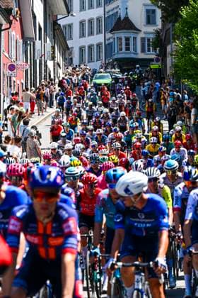 Sport Bilder des Tages Tour de Suisse 2025 Stage 3 HEIDEN, SWITZERLAND - JUNE 17 : Illustration picture of the peloton during stage 3 of the 88th edition of Tour de Suisse an UCI World Tour 2.UWT cycling road race stage for Men Elite of 195.6 km with start in Aarau and finish in Heiden on June 17, 2025 in Heiden, Switzerland, 17 06 2025 ( Motordriver Kenny Verfaillie - Heiden Switzerland  Copyright: xVincentxKalutx