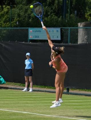 Nottingham Tennis Centre Nottingham, England - June 17th : Magda Linette serves to Alexandra Eala during the match in the Lexus Nottingham Tennis Open on June 16th, day three, 2025 in Nottingham, England (Paul Bonser SPP) Copyright: xPaulxBonser SPPx spp-en-PaBo-Lexus Nottingham Open 5610