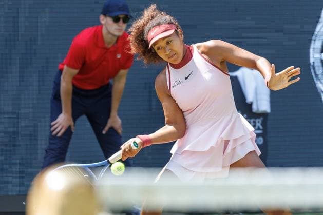 Berlin, 17.06.25, Tennis: ecotrans Ladies Open Berlin im Steffi-Graf-Stadion. Damen, Einzel, 1. Runde, Osaka (Japan) - Samsonova (Russland), Steffi-Graf-Stadion. Naomi Osaka (Japan) retourniert einen Ball. Berlin Tennis Open by HYLO 2025