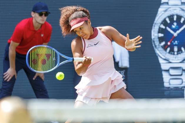 Berlin, 17.06.25, Tennis: ecotrans Ladies Open Berlin im Steffi-Graf-Stadion. Damen, Einzel, 1. Runde, Osaka (Japan) - Samsonova (Russland), Steffi-Graf-Stadion. Naomi Osaka (Japan) retourniert einen Ball. Berlin Tennis Open by HYLO 2025
