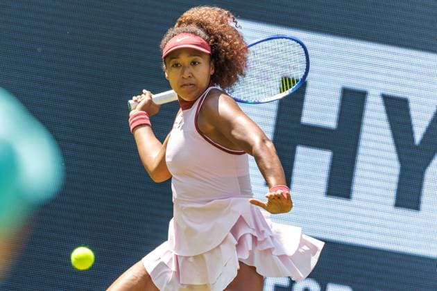 Berlin, 17.06.25, Tennis: ecotrans Ladies Open Berlin im Steffi-Graf-Stadion. Damen, Einzel, 1. Runde, Osaka (Japan) - Samsonova (Russland), Steffi-Graf-Stadion. Naomi Osaka (Japan) retourniert einen Ball. Berlin Tennis Open by HYLO 2025