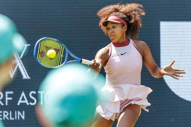 Berlin, 17.06.25, Tennis: ecotrans Ladies Open Berlin im Steffi-Graf-Stadion. Damen, Einzel, 1. Runde, Osaka (Japan) - Samsonova (Russland), Steffi-Graf-Stadion. Naomi Osaka (Japan) retourniert einen Ball. Berlin Tennis Open by HYLO 2025