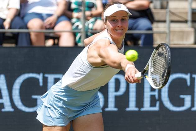 Berlin, 17.06.25, Tennis: ecotrans Ladies Open Berlin im Steffi-Graf-Stadion. Damen, Einzel, 1. Runde, Osaka (Japan) - Samsonova (Russland), Steffi-Graf-Stadion. Ludmilla Samsonova (Russland) retourniert einen Ball. Berlin Tennis Open by HYLO 2025