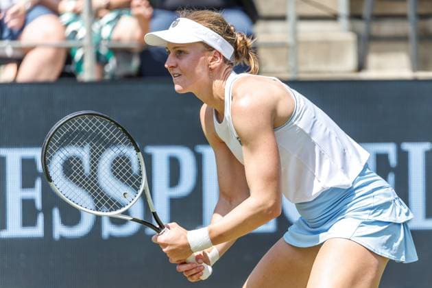 Berlin, 17.06.25, Tennis: ecotrans Ladies Open Berlin im Steffi-Graf-Stadion. Damen, Einzel, 1. Runde, Osaka (Japan) - Samsonova (Russland), Steffi-Graf-Stadion. Ludmilla Samsonova (Russland) positioniert sich zum Return. Berlin Tennis Open by HYLO 2025