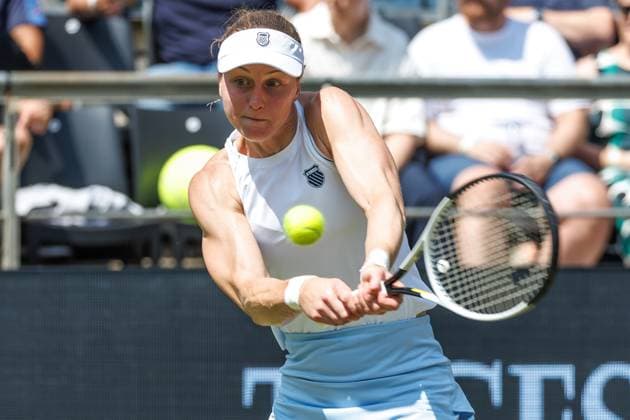 Berlin, 17.06.25, Tennis: ecotrans Ladies Open Berlin im Steffi-Graf-Stadion. Damen, Einzel, 1. Runde, Osaka (Japan) - Samsonova (Russland), Steffi-Graf-Stadion. Ludmilla Samsonova (Russland) retourniert einen Ball. Berlin Tennis Open by HYLO 2025