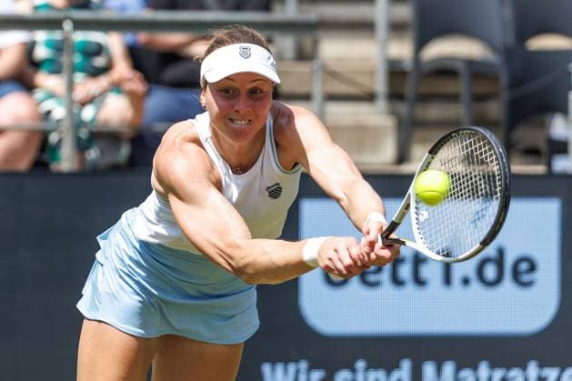 Berlin, 17.06.25, Tennis: ecotrans Ladies Open Berlin im Steffi-Graf-Stadion. Damen, Einzel, 1. Runde, Osaka (Japan) - Samsonova (Russland), Steffi-Graf-Stadion. Ludmilla Samsonova (Russland) retourniert einen Ball. Berlin Tennis Open by HYLO 2025