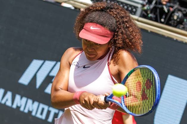 Berlin, 17.06.25, Tennis: ecotrans Ladies Open Berlin im Steffi-Graf-Stadion. Damen, Einzel, 1. Runde, Osaka (Japan) - Samsonova (Russland), Steffi-Graf-Stadion. Naomi Osaka (Japan) retourniert einen Ball. Berlin Tennis Open by HYLO 2025