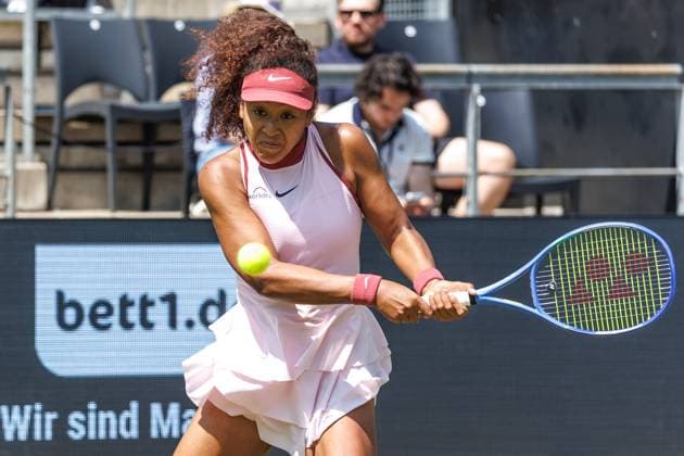 Berlin, 17.06.25, Tennis: ecotrans Ladies Open Berlin im Steffi-Graf-Stadion. Damen, Einzel, 1. Runde, Osaka (Japan) - Samsonova (Russland), Steffi-Graf-Stadion. Naomi Osaka (Japan) retourniert einen Ball. Berlin Tennis Open by HYLO 2025