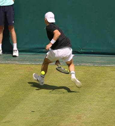 photo : Jesper de JONG (NED) spielt den Ball durch die Beine Tennis-Turnier Terra Wortmann Cup im Gerry Weber Sportpark (OWL-Arena) in Halle Westfalen am Di. 17.06.2025