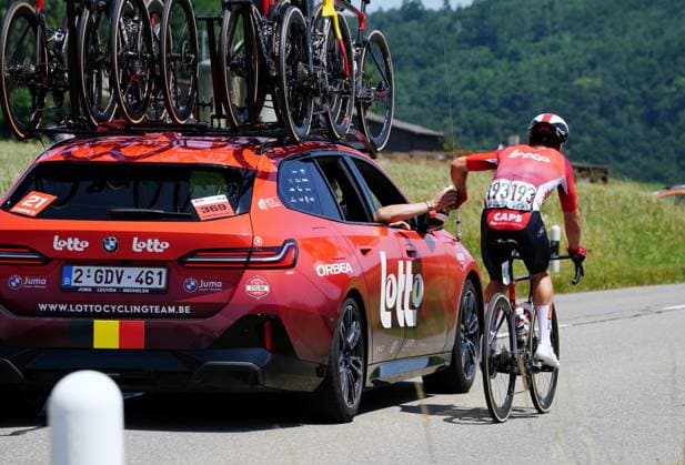 17.06.2025 Schweiz. Tour de Suisse Herren 2025 2. Etappe Aarau - Heiden. Bild : Sebastien Grignard Team Lotto holt sich eine Trinkflasche..