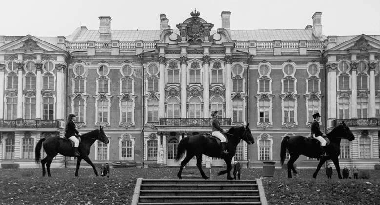 Archivbilder der Woche SPORT KW25 September-October, 1971. Leningrad, USSR. Young people ride horses in the Upper Park along the facade of the Grand Catherine Palace in Pushkin. The exact date of the photograph is unknown. Yuri Belinsky, Oleg Porokhovnikov TASS  1637321