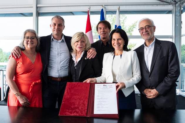 Sport Bilder des Tages June 17, 2025, Montreal, Pq, CANADA: Montreal mayor Valo rie Plante poses for a photograph while holding a signed agreement on the Formula One Canadian Grand Prix contract extension while accompanied by, from left, Vo ronique Doucet, director of the Jean-Drapeau Park society, Jean-Philippe Paradis, president of Formula One Grand Prix, Canada; Caroline Proulx, minister of Tourism of Quebec; Yves Lalumiere, president of Tourism Montreal, and Carlos Leito£o, parliamentary secretary to the Ministry of Industry, during a press conference, PK, Pressekonferenz in Montreal on Tuesday, June 17, 2025. Canada News - June 17, 2025 - ZUMAc35_ 20250617_zaf_c35_008 Copyright: xChristopherxKatsarovx