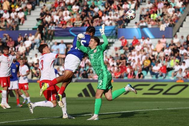 ZYLINA 17.06.2025 MECZ GRUPA C MISTRZOSTWA EUROPY U-21 W PILCE NOZNEJ 2025: FRANCJA - POLSKA --- 2025 UEFA EUROPEAN UNDER-21 CHAMPIONSHIP MATCH IN ZILINA: FRANCE - POLAND PATRYK PEDA NATHAN ZEZE STRZELA GOLA KACPER TRELOWSKI FOT. PIOTR KUCZA FOTOPYK NEWSPIX.PL --- newspix.pl POLAND OUT! 