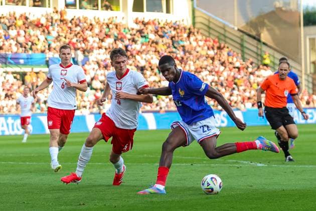 France - Poland UEFA European Under-21 Championship 2025 Group Stage Milosz Matysik and Thierno Barry during the UEFA European Under-21 Championship 2025 Group Stage match between France and Poland at MSK Zilina Stadium on June 17, 2025 in Zilina, Slovakia. Zilina Slovakia  Copyright: xAndrzejxIwanczukx originalFilename:iwanczuk-francepo250617_npRrG.jpg