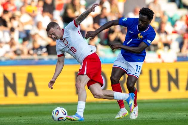 France - Poland UEFA European Under-21 Championship 2025 Group Stage Kacper Kozlowski and Soungoutou Magassa during the UEFA European Under-21 Championship 2025 Group Stage match between France and Poland at MSK Zilina Stadium on June 17, 2025 in Zilina, Slovakia. Zilina Slovakia  Copyright: xAndrzejxIwanczukx originalFilename:iwanczuk-francepo250617_nppL3.jpg