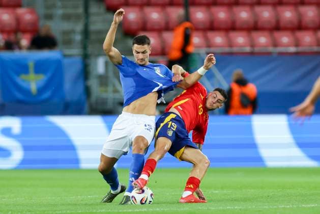 Diego Coppola (Italy) und Roberto Fernandez (Spain) kaempfen um den Ball, UEFA European Under-21 Championship 2025 Group Stage, Spain v Italy, Trnava Anton MalatinskÃ½ Stadium am 17. June 2025 in Tyrnau, Slowakei. (Foto von Marco Steinbrenner DeFodi Images) Diego Coppola (Italy) und Roberto Fernandez (Spain) battle for the ball, UEFA European Under-21 Championship 2025 Group Stage, Spain v Italy, Trnava Anton MalatinskÃ½ Stadium, June 17, 2025 in Trnava, Slovakia. (Photo by Marco Steinbrenner DeFodi Images)