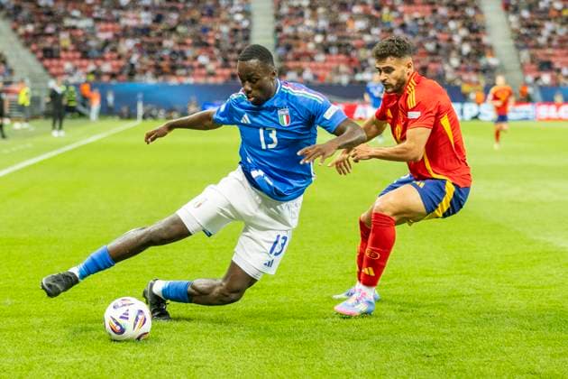 UEFA U21, U 21 Europameisterschaft: Spanien - Italien; 17.06.2025 Michael Kayode (Italien, 13), Andres Garcia (Spanien, 12) bei der UEFA U21-Europameisterschaft im Spiel Spanien - Italien, am 17.06.2025, Anton Malatinsky Stadium, Trnava, Slowakei Copyright: xBEAUTIFULxSPORTS Meuselx