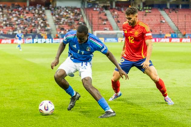 UEFA U21, U 21 Europameisterschaft: Spanien - Italien; 17.06.2025 Michael Kayode (Italien, 13), Andres Garcia (Spanien, 12) bei der UEFA U21-Europameisterschaft im Spiel Spanien - Italien, am 17.06.2025, Anton Malatinsky Stadium, Trnava, Slowakei Copyright: xBEAUTIFULxSPORTS Meuselx