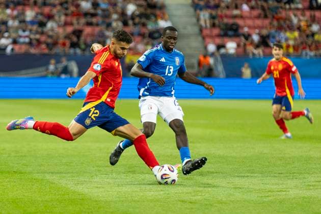 UEFA U21, U 21 Europameisterschaft: Spanien - Italien; 17.06.2025 Andres Garcia (Spanien, 12), Michael Kayode (Italien, 13) bei der UEFA U21-Europameisterschaft im Spiel Spanien - Italien, am 17.06.2025, Anton Malatinsky Stadium, Trnava, Slowakei Copyright: xBEAUTIFULxSPORTS Meuselx
