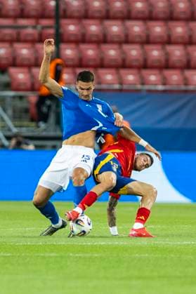 UEFA U21, U 21 Europameisterschaft: Spanien - Italien; 17.06.2025 Roberto Fernandez (Spanien, 19), Diego Coppola (Italien, 15) bei der UEFA U21-Europameisterschaft im Spiel Spanien - Italien, am 17.06.2025, Anton Malatinsky Stadium, Trnava, Slowakei Copyright: xBEAUTIFULxSPORTS Meuselx