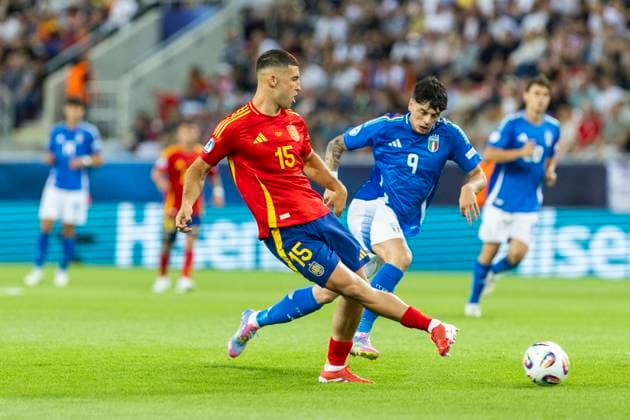 UEFA U21, U 21 Europameisterschaft: Spanien - Italien; 17.06.2025 Juanma Herzog (Spanien, 15), Giuseppe Ambrosino (Italien, 9) bei der UEFA U21-Europameisterschaft im Spiel Spanien - Italien, am 17.06.2025, Anton Malatinsky Stadium, Trnava, Slowakei Copyright: xBEAUTIFULxSPORTS Meuselx