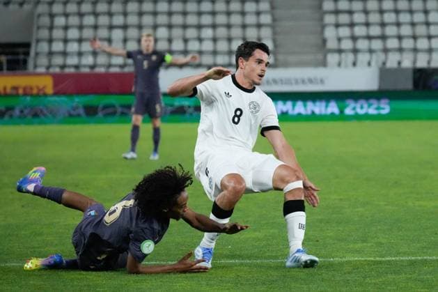 UEFA European Under-19 Championship 2025 Group B: Germany vs. England Kjell Waetjen of Germany National Under-19 Football Team and Kiano Dyer of England National Under-19 Football Team in action during the UEFA European Under-19 Championship 2025 Group B: Germany vs. England on 17 June 2025, at Arcul de Triumf Stadium, in Bucharest, Romania Bucharest Arcul de Triumf Stadium Romania Copyright: xAlexandraxFechetex _ADR2622