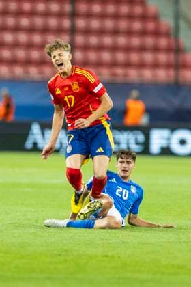 UEFA U21, U 21 Europameisterschaft: Spanien - Italien; 17.06.2025 Jesus Rodriguez (Spanien, 17), Niccolo Pisilli (Italien, 20) bei der UEFA U21-Europameisterschaft im Spiel Spanien - Italien, am 17.06.2025, Anton Malatinsky Stadium, Trnava, Slowakei Copyright: xBEAUTIFULxSPORTS Meuselx