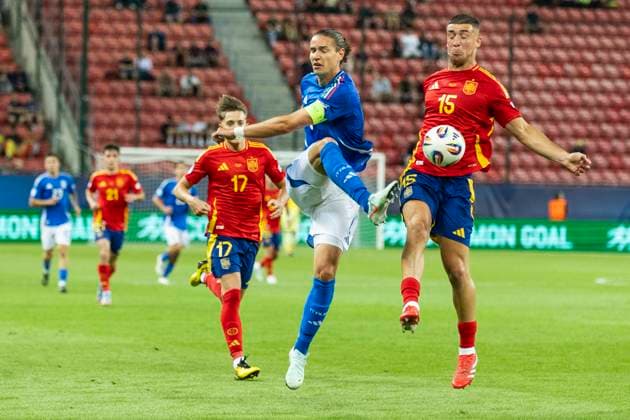UEFA U21, U 21 Europameisterschaft: Spanien - Italien; 17.06.2025 Daniele Ghilardi (Italien, 6), Juanma Herzog (Spanien, 15). bei der UEFA U21-Europameisterschaft im Spiel Spanien - Italien, am 17.06.2025, Anton Malatinsky Stadium, Trnava, Slowakei Copyright: xBEAUTIFULxSPORTS Meuselx