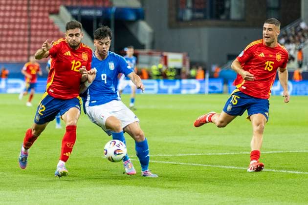 UEFA U21, U 21 Europameisterschaft: Spanien - Italien; 17.06.2025 Andres Garcia (Spanien, 12), Giuseppe Ambrosino (Italien, 9), Juanma Herzog (Spanien, 15) bei der UEFA U21-Europameisterschaft im Spiel Spanien - Italien, am 17.06.2025, Anton Malatinsky Stadium, Trnava, Slowakei Copyright: xBEAUTIFULxSPORTS Meuselx