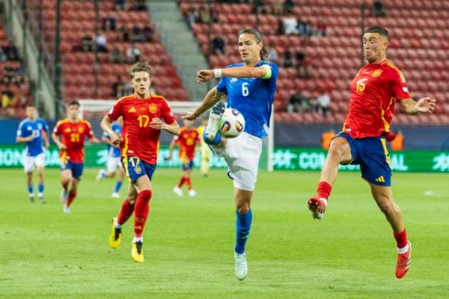 UEFA U21, U 21 Europameisterschaft: Spanien - Italien; 17.06.2025 Daniele Ghilardi (Italien, 6), Juanma Herzog (Spanien, 15). bei der UEFA U21-Europameisterschaft im Spiel Spanien - Italien, am 17.06.2025, Anton Malatinsky Stadium, Trnava, Slowakei Copyright: xBEAUTIFULxSPORTS Meuselx