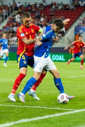 UEFA U21, U 21 Europameisterschaft: Spanien - Italien; 17.06.2025 Rafa Marin (Spanien, 4), Giuseppe Ambrosino (Italien, 9) bei der UEFA U21-Europameisterschaft im Spiel Spanien - Italien, am 17.06.2025, Anton Malatinsky Stadium, Trnava, Slowakei Copyright: xBEAUTIFULxSPORTS Meuselx