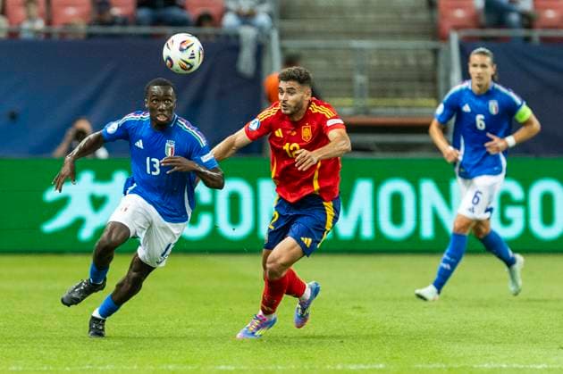 UEFA U21, U 21 Europameisterschaft: Spanien - Italien; 17.06.2025 Michael Kayode (Italien, 13), Andres Garcia (Spanien, 12) bei der UEFA U21-Europameisterschaft im Spiel Spanien - Italien, am 17.06.2025, Anton Malatinsky Stadium, Trnava, Slowakei Copyright: xBEAUTIFULxSPORTS Meuselx