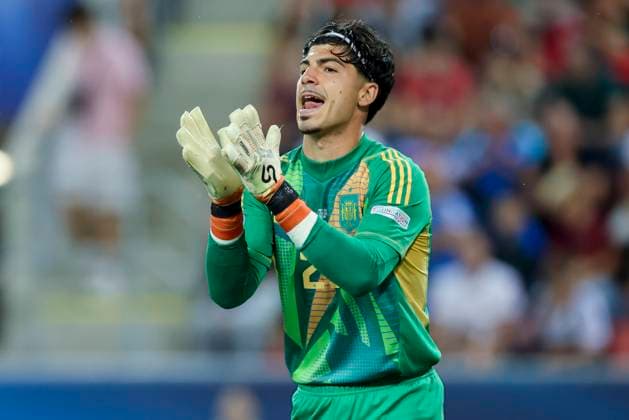 Torhueter Pablo Cunat (Spain) gestikuliert, UEFA European Under-21 Championship 2025 Group Stage, Spain v Italy, Trnava Anton MalatinskÃ½ Stadium am 17. June 2025 in Tyrnau, Slowakei. (Foto von Marco Steinbrenner DeFodi Images) Torhueter Pablo Cunat (Spain) gestures, UEFA European Under-21 Championship 2025 Group Stage, Spain v Italy, Trnava Anton MalatinskÃ½ Stadium, June 17, 2025 in Trnava, Slovakia. (Photo by Marco Steinbrenner DeFodi Images)