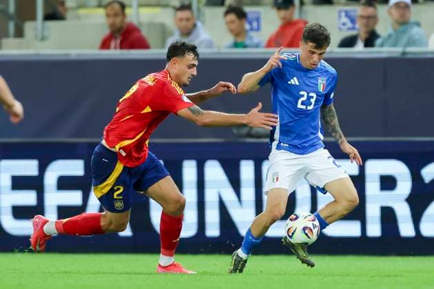 Marc Pubill (Spain) und Alessandro Bianco (Italy) kaempfen um den Ball, UEFA European Under-21 Championship 2025 Group Stage, Spain v Italy, Trnava Anton MalatinskÃ½ Stadium am 17. June 2025 in Tyrnau, Slowakei. (Foto von Marco Steinbrenner DeFodi Images) Marc Pubill (Spain) und Alessandro Bianco (Italy) battle for the ball, UEFA European Under-21 Championship 2025 Group Stage, Spain v Italy, Trnava Anton MalatinskÃ½ Stadium, June 17, 2025 in Trnava, Slovakia. (Photo by Marco Steinbrenner DeFodi Images)